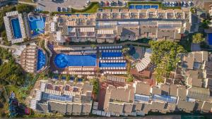 穆罗海滩扎菲罗巴伊亚公寓式酒店的享有带游泳池和建筑的度假村的顶部景致