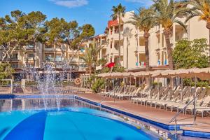 穆罗海滩扎菲罗巴伊亚公寓式酒店的度假村内带喷泉的游泳池
