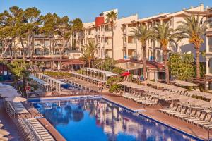 穆罗海滩扎菲罗巴伊亚公寓式酒店的一座设有游泳池、椅子和建筑的酒店