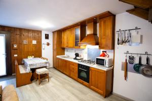 阿帕里卡Casa Liscidini的厨房配有木制橱柜和炉灶烤箱。