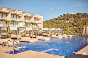 坎普德玛Zafiro Palace Andratx的一座带游泳池和度假村的酒店