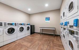 邓肯Extended Stay America Premier Suites - Greenville - Spartanburg - I-85的洗衣房配有洗衣机和桌子