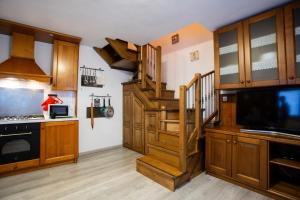 阿帕里卡Casa Liscidini的一间带木制橱柜和螺旋楼梯的厨房