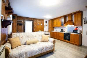 阿帕里卡Casa Liscidini的带沙发的客厅和厨房