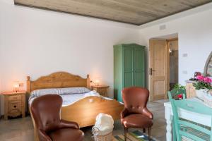 德尔维奥Green Chalet Scalotta - Private Garden with Pool的一间卧室配有一张床和两把椅子