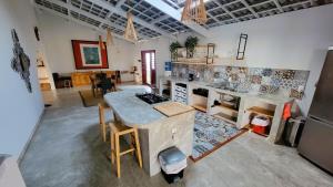 泰巴Kite & Sol Beach House Taiba的厨房配有桌子和台面