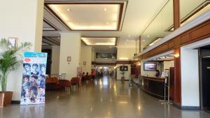 曼谷Omni Tower Sukhumvit Nana by Direct Rooms的医院走廊,带椅子和大堂
