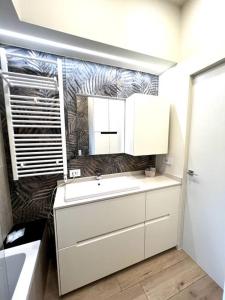 科尔马诺Home Donatella的白色的浴室设有水槽和镜子