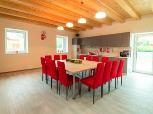SobotínResort U sýrárny的厨房配有木桌和红色椅子