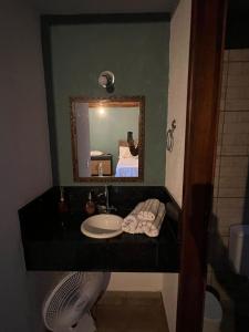 圣特雷莎Villaggio Zamprogno的一间带水槽和镜子的浴室