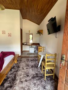 圣特雷莎Villaggio Zamprogno的客房设有桌子、床和电视。
