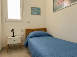 托里格兰德Sunnyside Apartment的一间卧室,配有一张床和床头灯