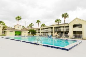 基西米A & S Vacation Rooms的棕榈树度假村的游泳池