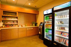 基西米A & S Vacation Rooms的一间杂货店,在一间房间里装有饮料冰箱