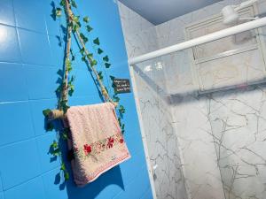 维多利亚Toca da Mona Roots Hostel的浴室设有挂在墙上的毛巾