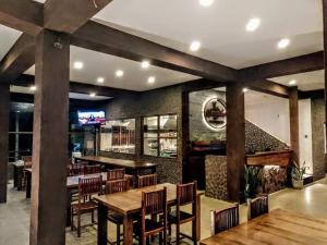 贝里胡罗亚World's End Base Eco-Village的一间带木桌椅的餐厅和一间酒吧