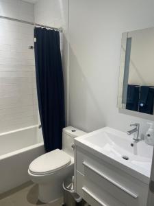 蒙特利尔Hochelag Nook的白色的浴室设有卫生间和水槽。