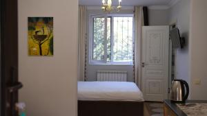 Kok-ShokySvezhest/Свежесть的一间小卧室,配有床和窗户