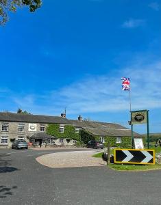 雷文斯通代尔肥羊乡村酒店及自然保护区的前面有英国国旗的建筑