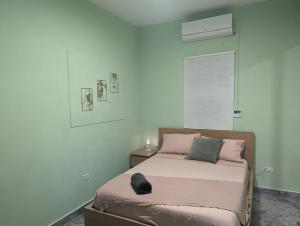 圣胡安Casa Verde - Modern Apt in Santurce's Art District in San Juan的一间卧室设有一张床和一个窗口