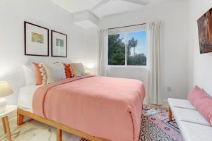 迈阿密ArTease5 - stylish, near Wynwood Walls & restaurants的一间卧室设有一张大床和一个窗户。