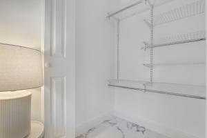 迈阿密ArTease5 - stylish, near Wynwood Walls & restaurants的白色的浴室设有卫生间和架子。