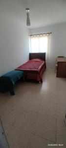 帕福斯Private Bedroom Paphos Central的卧室位于客房的角落,配有一张床