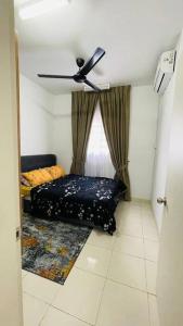 雪邦KLIA Homestay Apartment - 2 room的客房设有一张床和一个吊扇。
