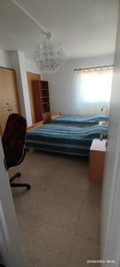 帕福斯Private Bedroom Paphos Central的一间卧室配有一张床和一把椅子