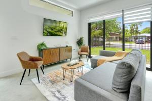 迈阿密Fresco 1, Modern Design, Brand New Construction and Furniture的客厅配有沙发、椅子和电视