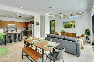 迈阿密Fresco 1, Modern Design, Brand New Construction and Furniture的客厅配有沙发和桌子