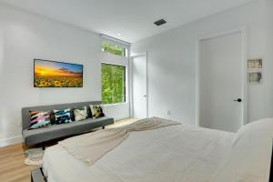 迈阿密Fresco 1, Modern Design, Brand New Construction and Furniture的一间卧室设有一张床和一个窗口