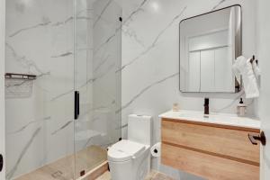 迈阿密Fresco 2, Modern Design, Brand New Construction and Furniture的一间带卫生间、水槽和镜子的浴室