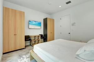 迈阿密Fresco 2, Modern Design, Brand New Construction and Furniture的卧室配有白色的床和书桌