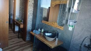 拉戈阿Stone House的一间带水槽和镜子的浴室