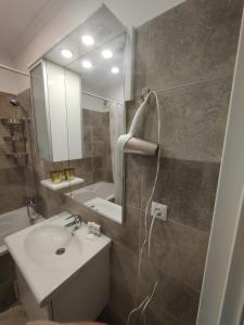 RoşuRobik Studio Militari Residence的一间带水槽和镜子的浴室