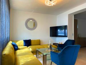 斯塔拉诺瓦利亚Villa Olivija-direkt am Strand!的客厅配有黄色的沙发和桌子