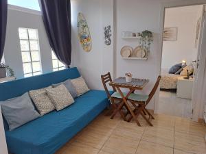 厄尔梅达诺New Apartment Europa 2的客厅配有蓝色的沙发和桌子
