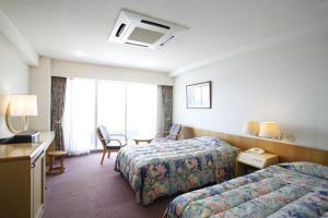指宿市指宿海滨酒店的酒店客房设有两张床和窗户。