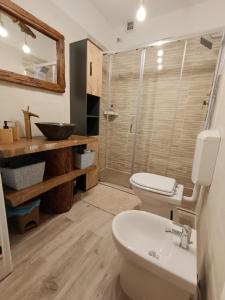 卡尔切拉尼卡阿拉戈Appartamento lake-side的浴室配有卫生间、盥洗盆和淋浴。