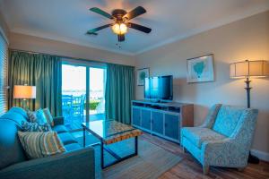鸭礁岛Villas at Hawks Cay Resort的带沙发和电视的客厅