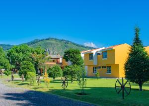 克萨尔特南戈Hacienda Grande Hotel的院子里有大轮子的黄色房子