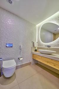 安塔利亚Lilium Boutique Hotel的浴室配有白色卫生间和盥洗盆。
