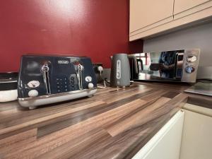 利斯本Avoca Lodge的厨房柜台配有烤面包机和烤面包机。