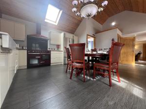 利斯本Avoca Lodge的厨房配有餐桌和椅子
