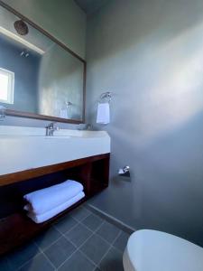 科苏梅尔Casa Cielito Lindo Cozumel的一间带水槽、卫生间和镜子的浴室
