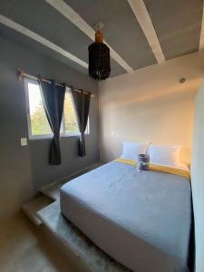 科苏梅尔Casa Cielito Lindo Cozumel的一间卧室设有一张大床和窗户
