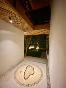 科苏梅尔Casa Cielito Lindo Cozumel的地板上有一个盘子的房间