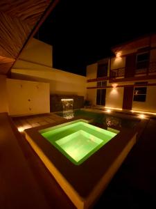科苏梅尔Casa Cielito Lindo Cozumel的一座建筑物中间的游泳池