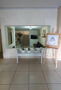 库里提巴Joshua Tree Hostel - Curitiba的客厅配有白色沙发和镜子